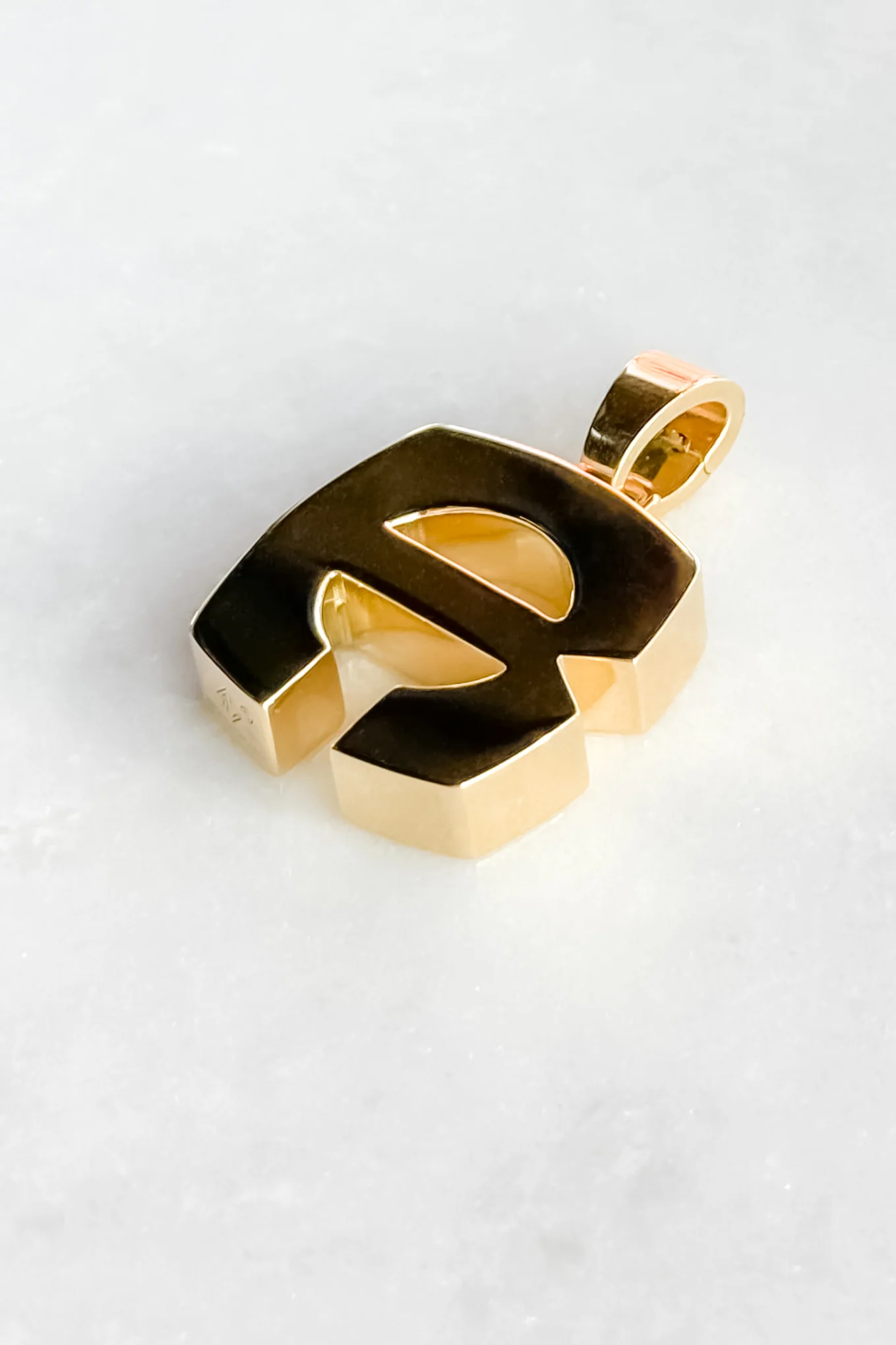 Gold Splendente "R" Initial Pendant - Image 3
