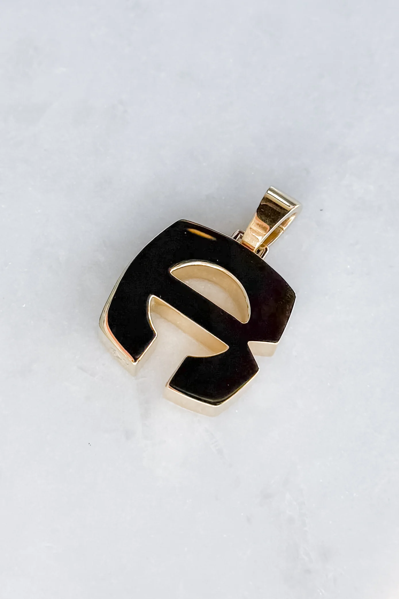 Gold Splendente "R" Initial Pendant - Image 7